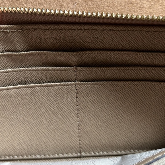 Beautiful Michael Kors wallet - Picture 4 of 6